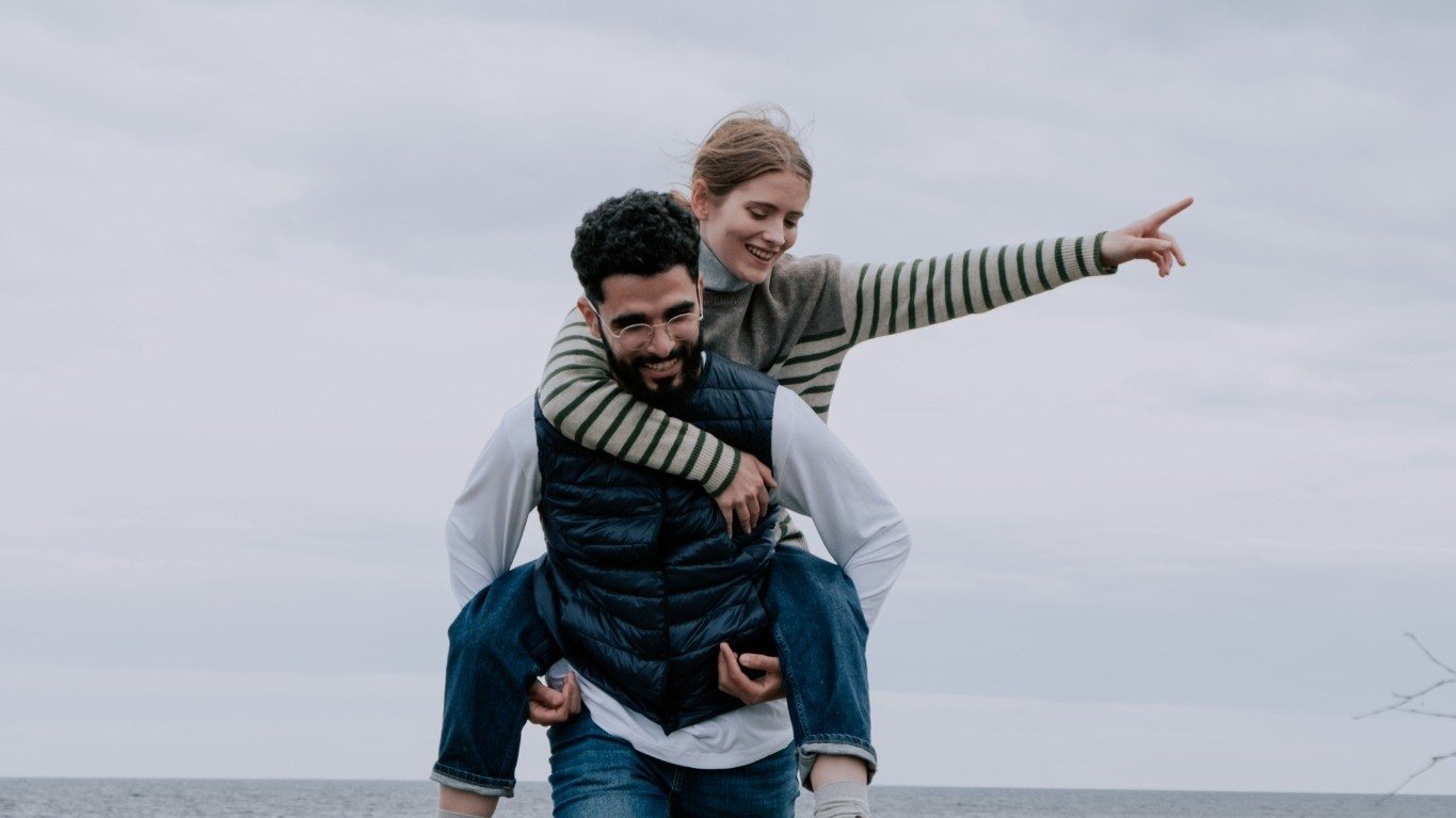 Pareja en una costa rocosa